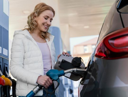 Państwo ustala ceny paliw. Spadek o ponad złotówkę na litrze W nocy z 30 na 31 marca weszły w życie przepisy z pakietu CPN. Na stacjach paliw zaczęły się obniżki.