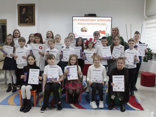 Starszaki z dyplomami zdobytymi w VII Powiatowym Konkursie Poezji Patriotycznej. Fot. MBP Tomaszów Lub.