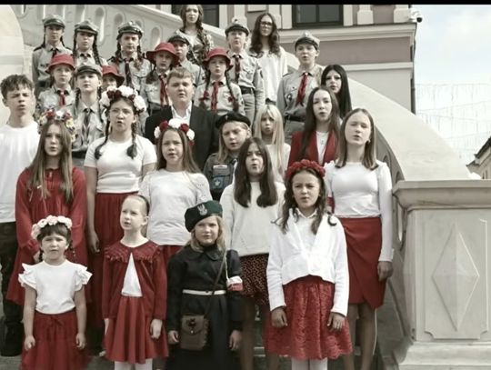 Kadr z teledysku „Garstka nieduża”.