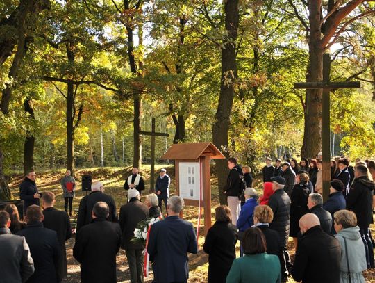 Na cmentarzu wojskowym w Pawłówce odsłonięto tablicę upamiętniającą 174 zidentyfikowanych z imienia i nazwiska żołnierzy, poległych w bitwie pod Pawłówką 26 sierpnia 1914 r.