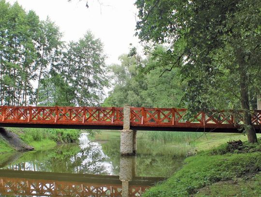 W parku w Świdnikach zbudowano pomost z drewnianej konstrukcji nad zbiornikiem wodnym prowadzący na wysepkę.