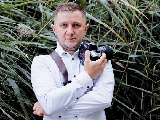 Paweł Romaniuk, fotograf, który rok temu otworzył swoją firmę z branży fotograficznej.