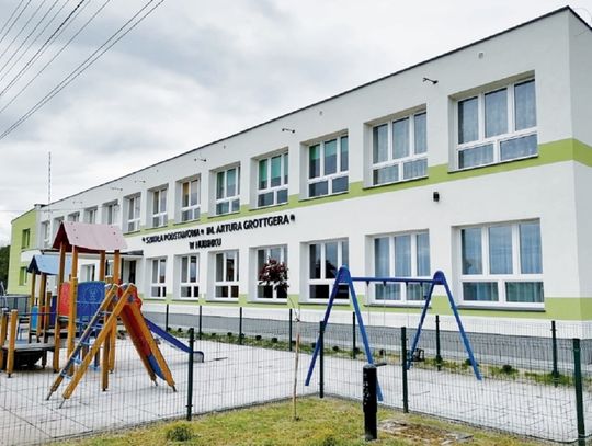Na zdjęciu budynek szkoły w Hubinku po termomodernizacji.