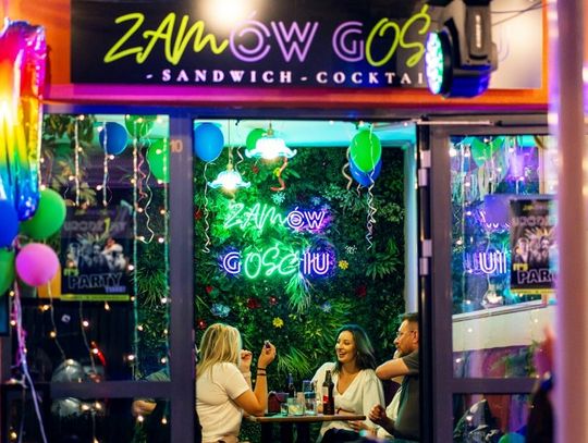 W 2023 roku w Zamościu otworzyła się nowa restauracja – Zamów Gościu – Sandwich & Cocktails. Mieści się przy ulicy Waleriana Łukasińskiego 4/9.