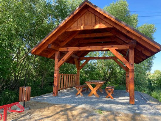 W ramach projektu „Budowa infrastruktury turystycznej i rekreacyjnej” powstały drewniane altany z infrastrukturą towarzyszącą, zlokalizowane w siedmiu miejscowościach przy najciekawszych odcinkach lokalnego szlaku rowerowego.