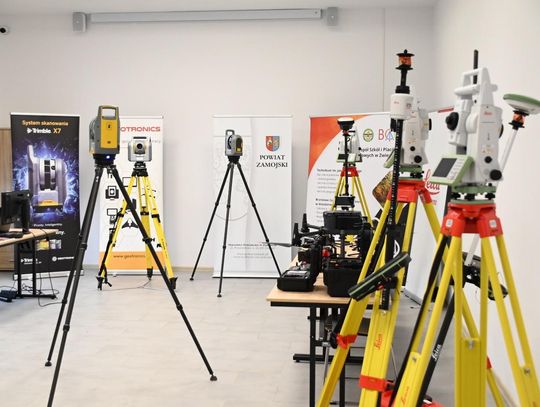 Branżowe Centrum Umiejętności w Zwierzyńcu to innowacyjne centrum kształcenia w dziedzinie geodezji, wchodzące w skład Zespołu Szkół i Placówek Oświatowych, którego organem prowadzącym jest Powiat Zamojski.