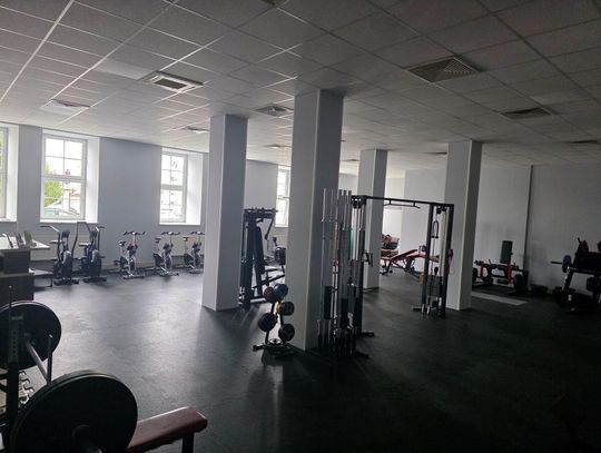 Centrum Sportu Profit, prowadzone przez Pawła Puszkarskiego, to unikalna w skali regionu placówka, która łączy nowoczesną siłownię z rozbudowaną ofertą treningów indywidualnych i motorycznych.