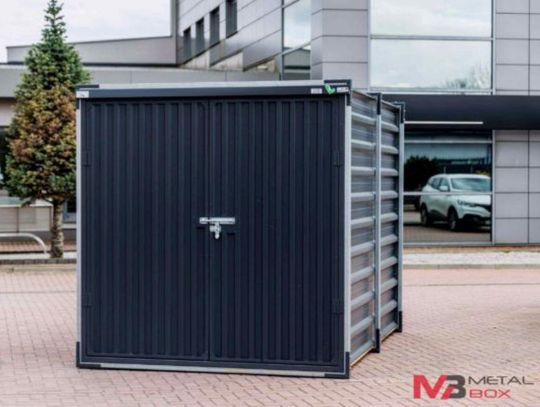 Firma Metal Box, kierowana przez Jakuba Ziemińskiego, specjalizuje się w produkcji zaawansowanych technologicznie systemów ogrodzeniowych, kontenerów magazynowych i biurowych oraz szerokiej gamy komponentów stalowych.