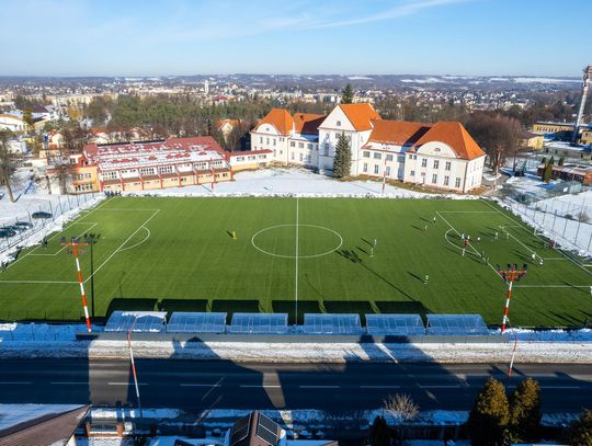Powiatowe Centrum Treningowe, zlokalizowane przy I Liceum Ogólnokształcącym im. Bartosza Głowackiego, to nie tylko imponująca inwestycja w infrastrukturę, ale przede wszystkim wyraz dbałości o zdrowie, aktywność fizyczną i integrację lokalnej społeczności.