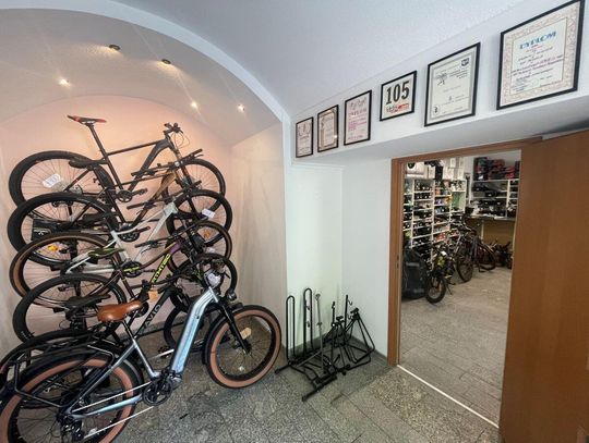 Rowerownia Zamojska, założona przez Pawła Raczyńskiego, to wyjątkowy projekt łączący sklep i serwis rowerowy z zaangażowaniem trenerskim oraz ogromną pasją do kolarstwa.