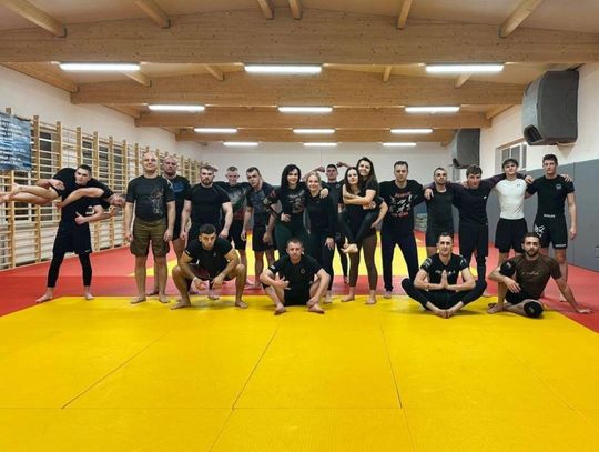 Stronghold Extreme Sports Zamość to nie tylko klub sportów walki – to społeczność zbudowana na wartościach takich jak wytrwałość, szacunek i wspólnota.