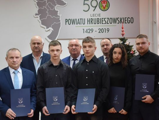 Władze powiatu hrubieszowskiego nagrodziły: Klaudię Szelestowską, Marię Koszałkę, Sebastiana Sztojko, Michała Puchalę i Ryszarda Poznańskiego.