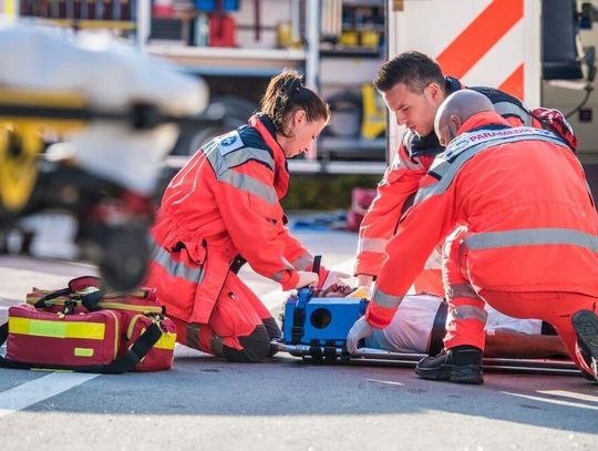 Posłowie jednogłośnie popierają zaostrzenie kar za ataki na ratowników medycznych czy strażaków.