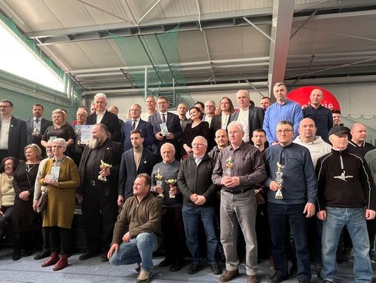 Piękne gołębie i drób ozdobny na Zamojskiej Wystawie. Najlepsi hodowcy otrzymali puchary