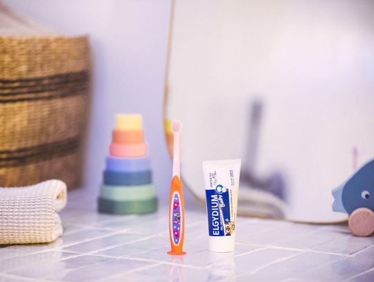 Pierwsze kroki do zdrowego uśmiechu. Jaka pasta dla dzieci do 2 lat?