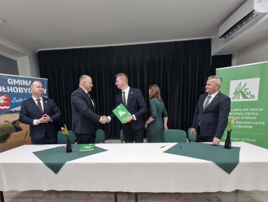 14 marca w Centrum Kulturalno-Konferencyjnym w Dołhobyczowie zawarto porozumienie w sprawie utworzenia tam Punktu Obsługi Klienta KRUS. Porozumienie podpisali wójt gminy Dołhobyczów, Grzegorz Drewnik, oraz Mateusz Winiarski, dyrektor regionalny KRUS.