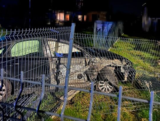 W Sosnowicy 33-letnia kobieta straciła panowanie nad Volvo i zakończyła jazdę na prywatnym ogrodzeniu.