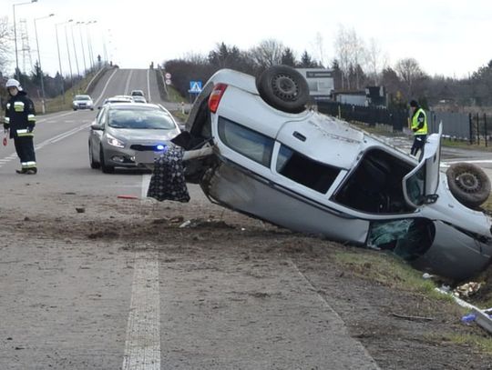 Pijany 65-latek dachował oplem w Zawadzie. Dwie osoby w szpitalu