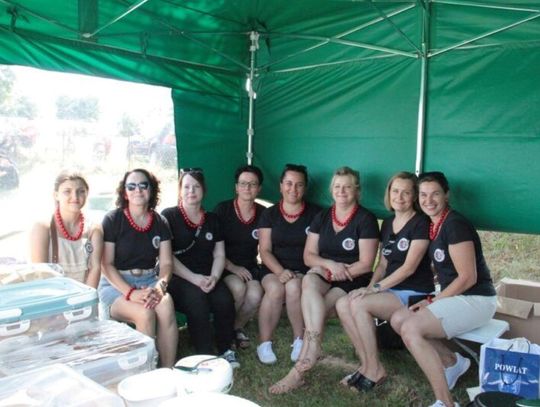 Piknik Rodzinny w Chomęciskach Dużych. Panie serwowały pierogi, panowie kiełbasę z grilla