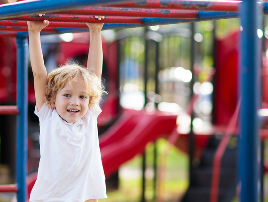 Niebawem budowa placów zabaw przed blokami stanie się obowiązkowa. Deweloperzy będą musieli się do nich dostosować.