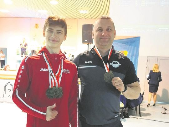 Na mistrzowskim pomoście w Ciechanowie złoty medal w kat. 55 kg wywalczył Kacper Popielewski.