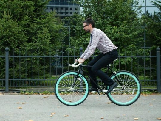 Rowerami jeździ już 19 mln Polaków. Popularność rośnie, ale razem z nią problemy – od złej infrastruktury po niebezpieczne zachowania na drogach.