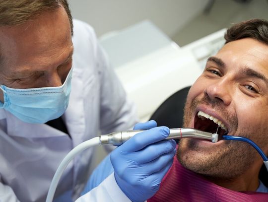 Polacy rezygnują z dentysty, bo nie stać nas na leczenie zębów