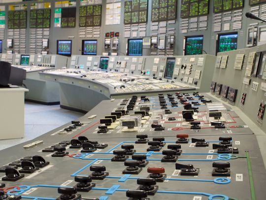 Polacy zapłacą podatek na budowę elektrowni jądrowej? Rząd to rozważa