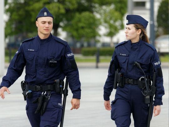 W policji służy już 102,5 tys. funkcjonariuszy. Liczba wakatów spada, a jednym z powodów jest poprawa warunków finansowych.