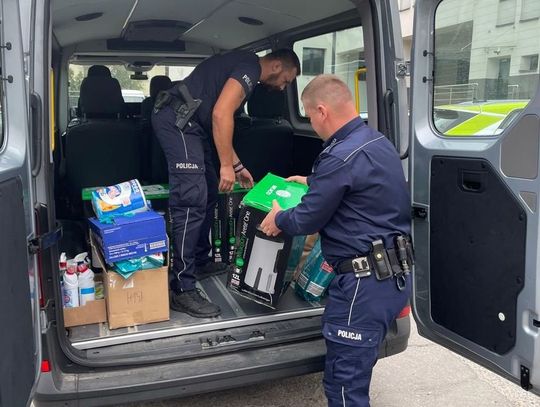 Policjanci i pracownicy Komendy Miejskiej Policji w Zamościu przekazali dary dla osób dotkniętych powodzią.