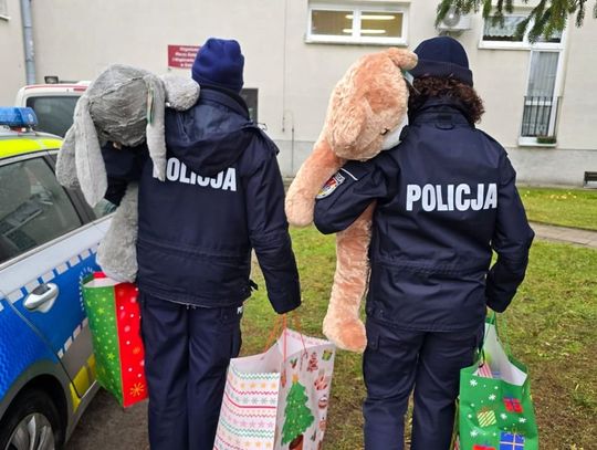 Policjanci i pracownicy Komendy Miejskiej Policji w Zamościu wzięli udział w akcji „I Ty zostań Świętym Mikołajem” organizowanej corocznie przez Organizatora Pieczy Zastępczej i Wspierania Rodzin w Zamościu.