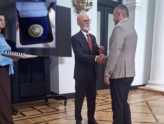 Artur Lenard policjant z Zamościa został uhonorowany odznaką „Zasłużony Dawca Przeszczepu”.