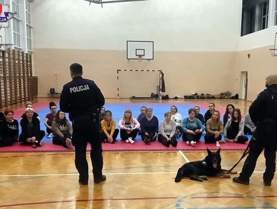 Policyjne psy w akcji! Pokaz tresury i szkolenie dla kobiet w Szczebrzeszynie