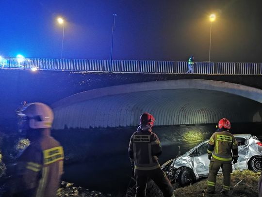 Osobowy Opel w rzece Biała Łada, kierujący uciekł z miejsca.