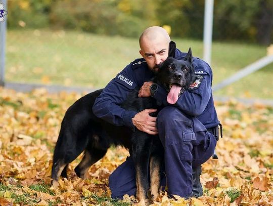 „Czort kończy służbę, ale nie kończy bycia moim przyjacielem” – podkreśla asp. Jakub Nosal, u którego owczarek spędzi swoją emeryturę.