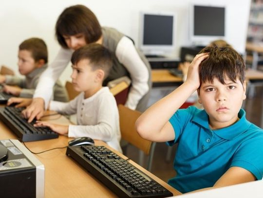 Gdy Zachód ogranicza technologię w szkołach, Polska wciąż ją rozwija. Jest coraz więcej dowodów na to, że cyfrowa edukacja zawodzi.