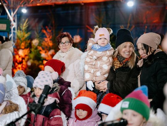 Pomysł na miejską Wigilię powstał z inicjatywy zamojskiej restauratorki, śp. Małgorzaty Czerniak 21 grudnia na Rynku Wielkim odbyła się 18. Wigilia Mieszkańców „Bądźmy wszyscy razem”.