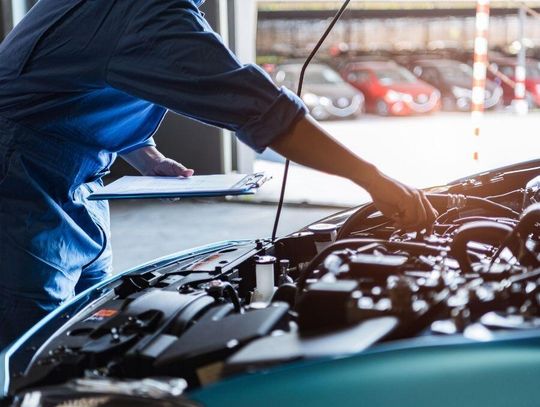 Rynek pokazuje jednak wyraźnie jedno: dobry mechanik jest dziś pracownikiem, którego trudno zastąpić.