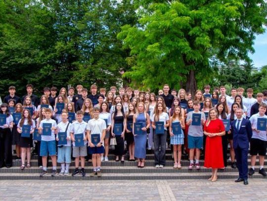 W tym roku szczególne wyróżnienia otrzymało 108 uczniów szkół podstawowych i ponadpodstawowych w Hrubieszowie.