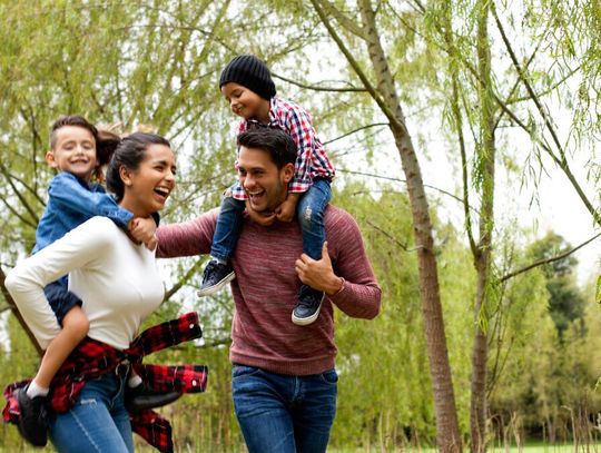 Jakie sklepy będą otwarte? Gdzie szukać pomocy medycznej? Co z aptekami? Czego spodziewać się na drogach i w pogodzie podczas Wielkanocy? Sprawdziliśmy.