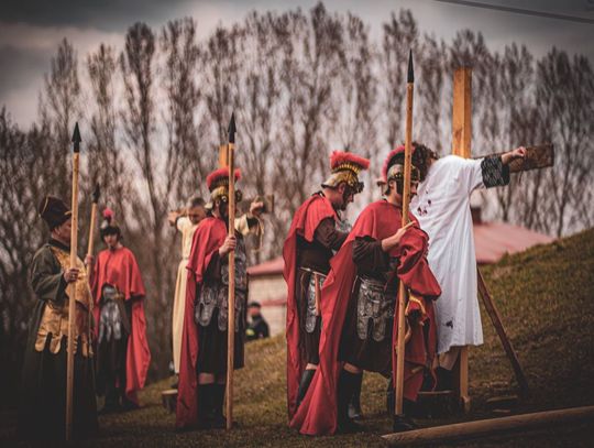 Ukrzyżowanie Jezusa. Scena na Misterium Męki Pańskiej w Telatynie.