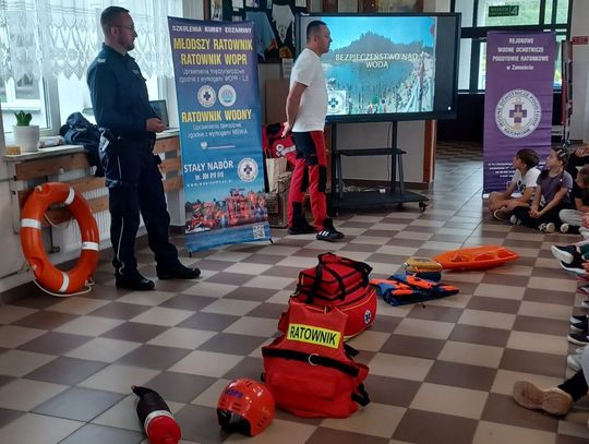 pow. biłgorajskim: Policjanci i ratownik WOPR uczą dzieci, jak bezpiecznie spędzić wakacje