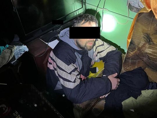 Jak się okazało, był to poszukiwany od marca 38-letni mieszkaniec gminy Siemień, który przez kilka miesięcy ukrywał się przed rodziną w pobliskim lesie.