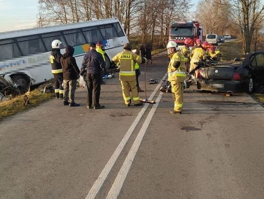 Pow. zamojski: W Zalesiu kierowca osobówki uderzył w szkolny autobus. Nie żyje 29-latek [ZDJĘCIA]