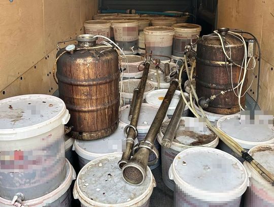 Na posesji mieszkańca powiatu zamojskiego mundurowi zabezpieczyli prawie 2000 litrów nielegalnego alkoholu oraz aparaturę do jego wytwarzania.