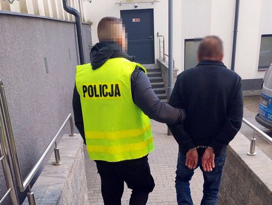 Areszt dla 59-latka za znęcanie się nad bliskimi, groźby karalne oraz kierowanie ciągnikiem rolniczym w stanie nietrzeźwości i na zakazie.