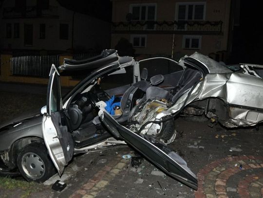 Poważny wypadek w Łukowej. 21-latek roztrzaskał opla o betonowy przepust