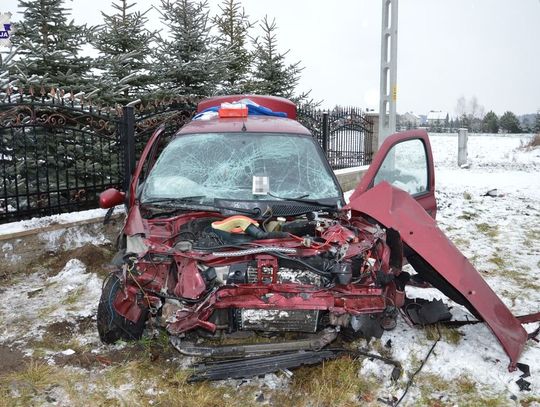 Poważny wypadek w Wólce Wieprzeckiej. Renault zderzył się z ciężarówką