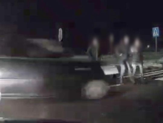 Przez przejście dla pieszych przy cmentarzu w Józefowie przechodziły trzy osoby. 67-latkę z gminy Józefów potrącił samochód, a kierowca odjechał z miejsca wypadku. Niedługo potem na komisariat zgłosiła się 40-latka i przyznała, że to ona kierowała tym Oplem.