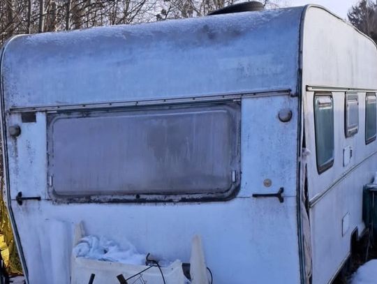 Na suficie przyczepy kempingowej zalegał lód, a wewnątrz panowała ujemna temperatura. 57-letni mężczyzna i 66-letnia kobieta próbowali ogrzewać się gazem z butli, ale zapas paliwa się skończył.